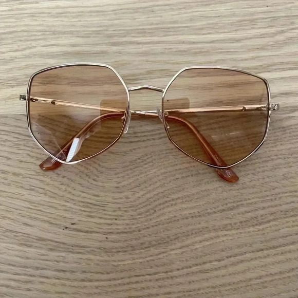 🆕Fashion Gold Metal Frame Sunglasses🆕 - Picture 1 of 5